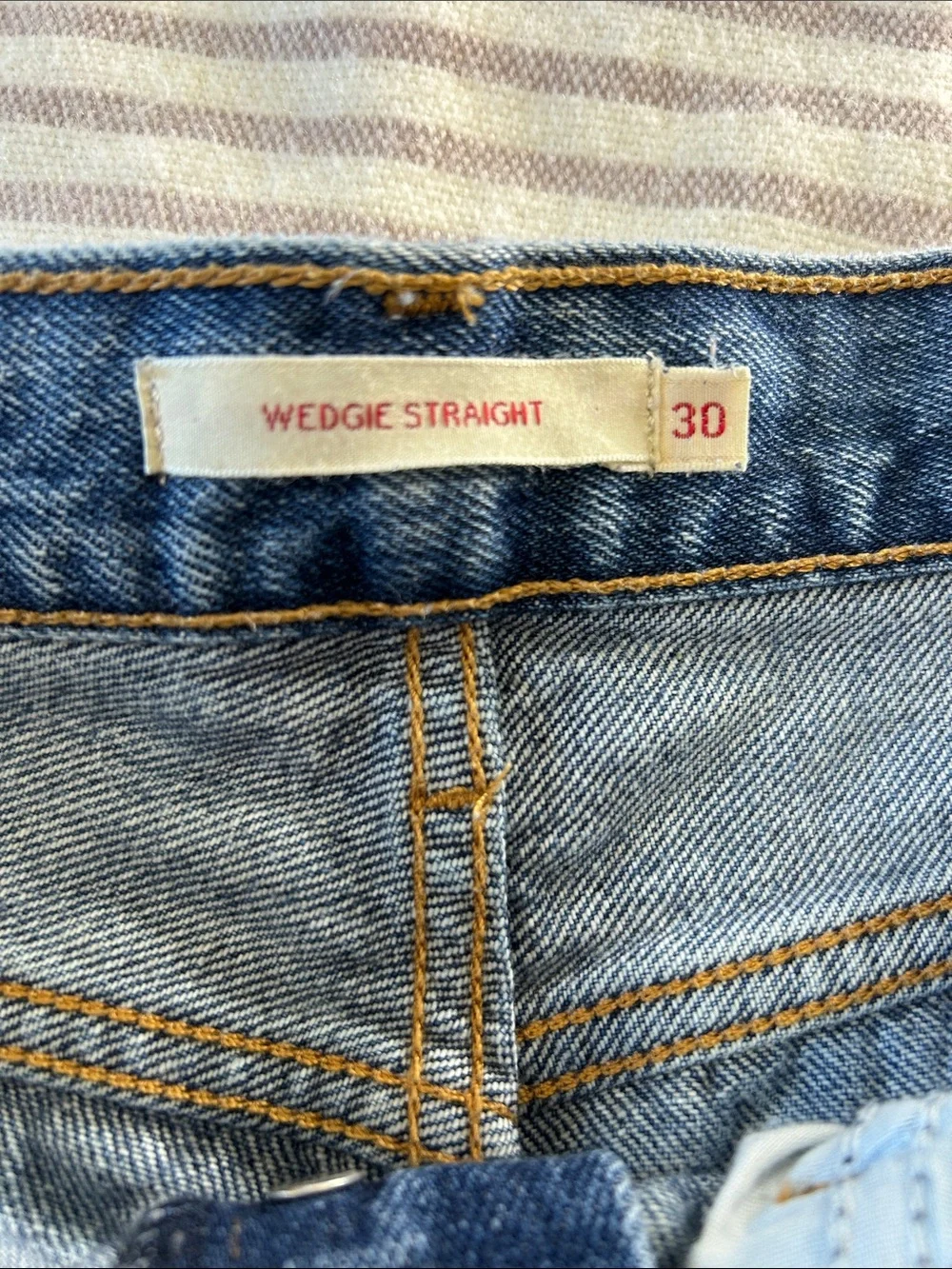 Levi’s Wedgie Straight Distressed Jeans Size 30x28 High Rise Raw Hem